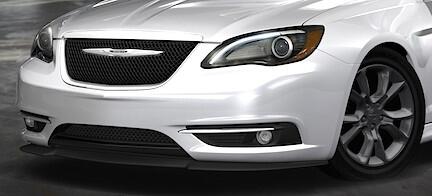 En vit Chrysler-seddela parkerad i en parkeringsplats (AI text)