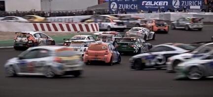 En racebil tävlar på en bana. (AI text)