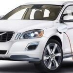 En vit Volvo XC90 laddas in. (AI text)
