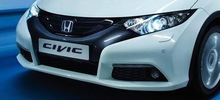 Honda Civic skottårskombi i rörelse (AI text)