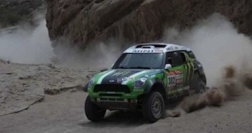 En Mini Cooper svävar längs en grusväg. (AI text)