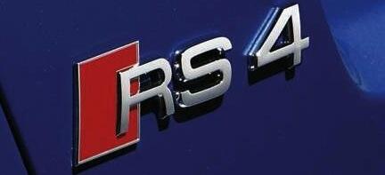 En blå RS4-skylt på en bil. (AI text)