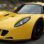 En gul lotus evora kör ner en väg. (AI text)