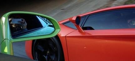 En Lamborghini Huracán STO kör ned längs vägen. (AI text)