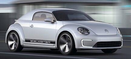 En Volkswagen Käfer kör nedför vägen. (AI text)