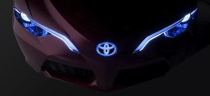 En Toyota RAV4 med en blå förlyktorn (AI text)