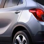 En bil står parkerad vid vägen. (AI text)