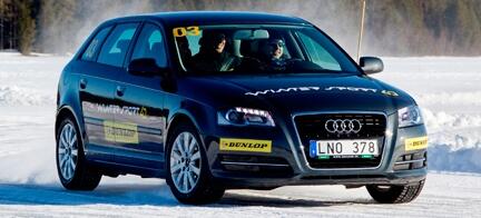 Audi Q3 körande på snö (AI text)