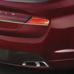 En röd Lincoln Mk III parkerad i en parkeringsplats. (AI text)