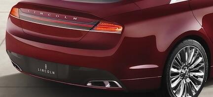 En röd Lincoln Mk III parkerad i en parkeringsplats. (AI text)