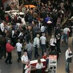 en skara folk på en bilsalong (AI text)