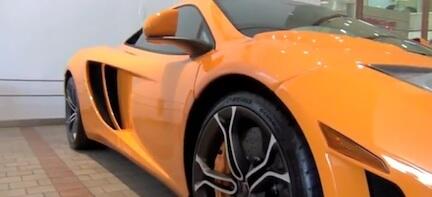 En McLaren P1 parkerad i en showrum (AI text)
