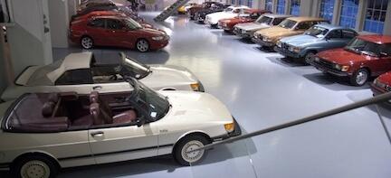 En bilmuseum med många bilar (AI text)