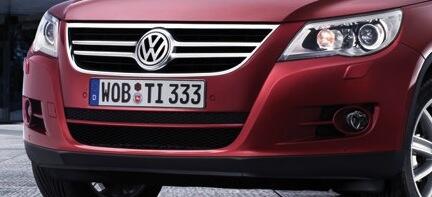 Volkswagen Tahoe parkerad framför ett byggnad. (AI text)