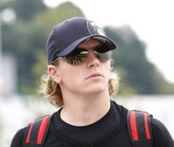 En ung man i en baseballkeps och solglasögon. (AI text)