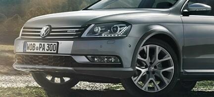 Den nya Volkswagen Passat TDI är parkerad på en grusväg. (AI text)