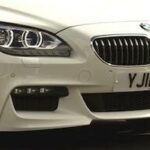 BMW 6-serie Gran Coupé kör på vägen (AI text)