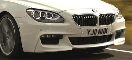 BMW 6-serie Gran Coupé kör på vägen (AI text)