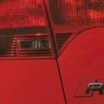 En röd bil med RS4-märket på bakrespoet. (AI text)