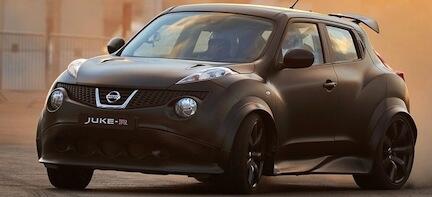 En svart Nissan Juke kör på en grusväg. (AI text)