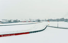 En snöklädd racerbana (AI text)