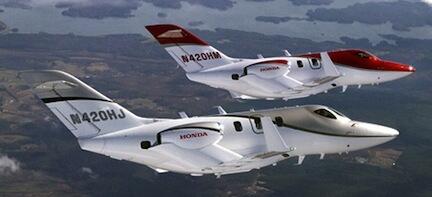 Två jetflygplan flyger i himlen. (AI text)