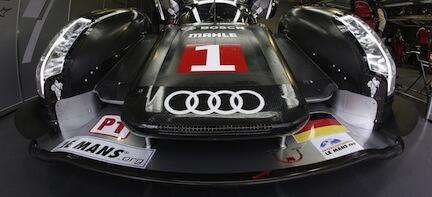 Audi R8 LMG TDI-racebil i garagen (AI text)