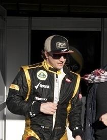 En racerkörare och en mekaniker i en Lotus F1-stall (AI text)