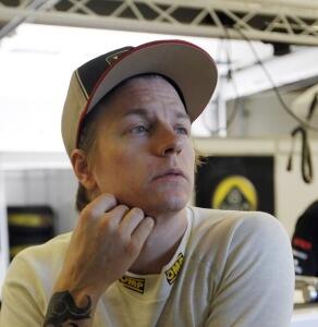 En racerförare i en garage. (AI text)