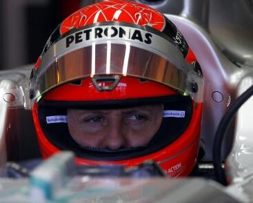 En racerförare i en Mercedes-Benz GT. (AI text)