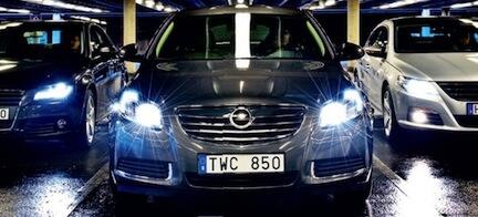 en grupp bilar parkerade i en garagehus (AI text)