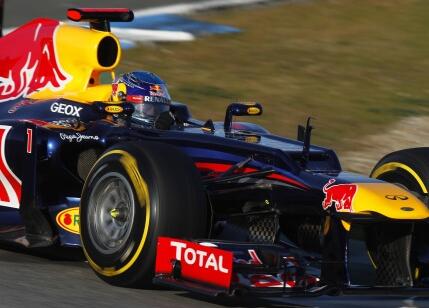 Red Bull Racing-karen kör på en bana. (AI text)