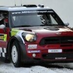 En Mini Countryman kör på en snöig väg. (AI text)