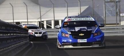 En racebil kör längs banan. (AI text)