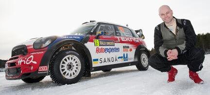 En man knäböjd vid en Mini Cooper S. (AI text)