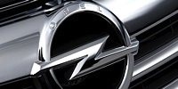 Opel-logotypen syns på ratten till en bil. (AI text)