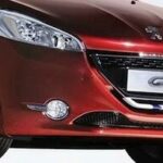 En röd Peugeot GTI parkerad i en studiosmiljö. (AI text)