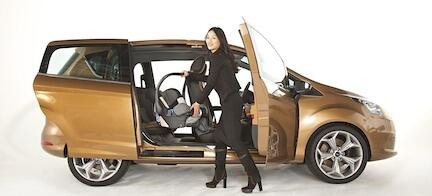 En kvinna står bredvid en bil. (AI text)