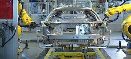 En bil som sätts ihop av robotar. (AI text)