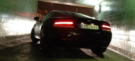 En svart bil parkerad i en tunnel. (AI text)