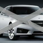 En vit bil med ett kors i mitten. (AI text)