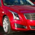 En röd Cadillac på utställningen. (AI text)