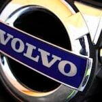 Volvo-logotypen på frontgrillen på en bil. (AI text)