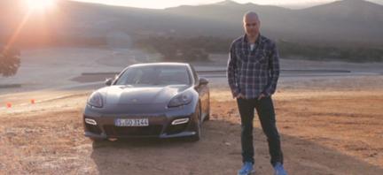 En man står bredvid en Porsche Panamera. (AI text)