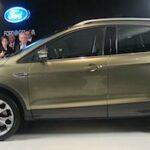 En Ford Kuga visas upp på en bilmesse. (AI text)