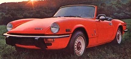 En röd sportbil parkerad i en åker. (AI text)