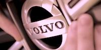 Volvo-logotypen på förgrillskenan (AI text)