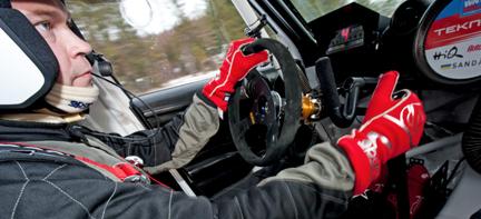 En person i en rallybil (AI text)