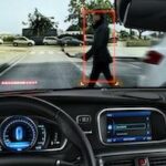 en bil kör på en väg med personer i den (AI text)