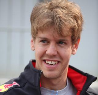 Red Bull-föraren leder en glad min
://
://
://
://
://
://
<div class="text" lang="sv" xml:lang="sv">Red Bull-föraren leder en glad min (AI text)